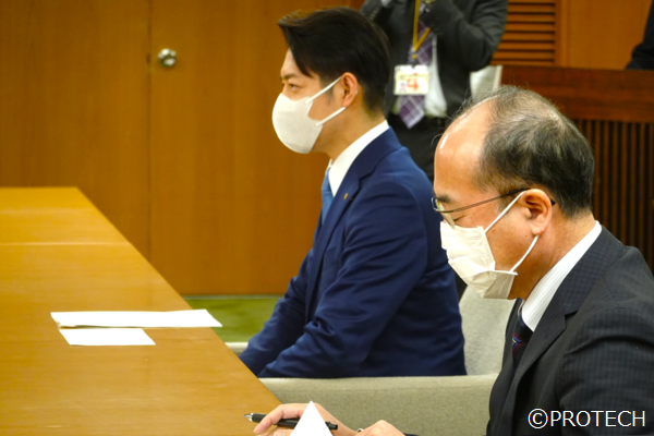 報告を受ける知事